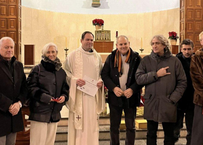 Polémica por los gestos de un regidor de la CUP en una iglesia: «Edad mental de un niño de tres años»